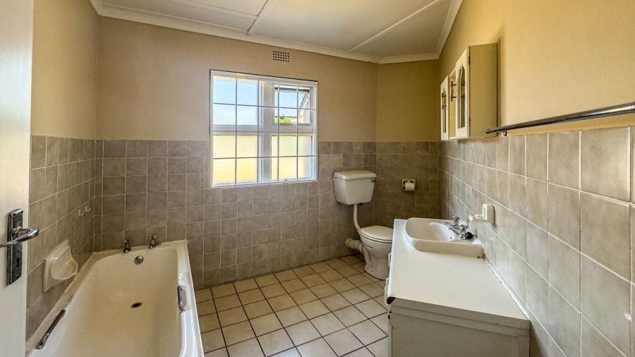 8 Bedroom Property for Sale in Middedorp Western Cape
